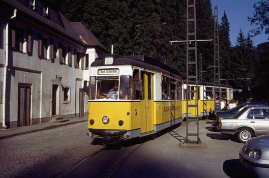 Tw 3 verlt mit zwei
                      Beiwagen die Endstation Lichtenhainer Wasserfall