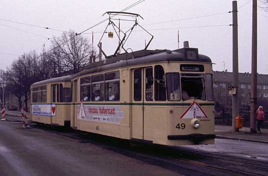 Ein ex-Cottbusser Zug in Halberstadt: Tw 49 ex Cottbus 165 ex 65II ex 63 mit Beiwagen 66 ex Cottbus 143 ex 91. Aufnahme vom Februar 1992