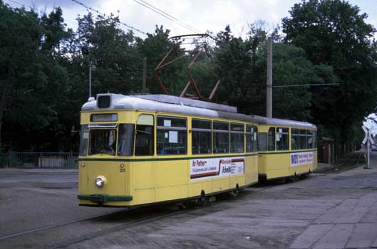 Dessau Tw 23 mit Bw 123 auf dem eingleisigen Stück am Friedhof