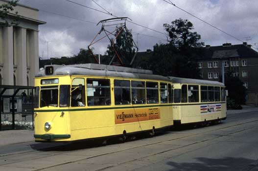 Vierzehn Jahre lang war der Magdeburger Tw 413 als Nummer 42 in Dessau unterwegs. Heute ist er Museumswagen in Magdeburg. Foto vom Juli 1992.<br>Foto: Christoph Heuer.