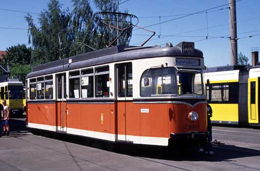 Berlin 218 001 auf dem Btf. Köpenick, 10.8.2003